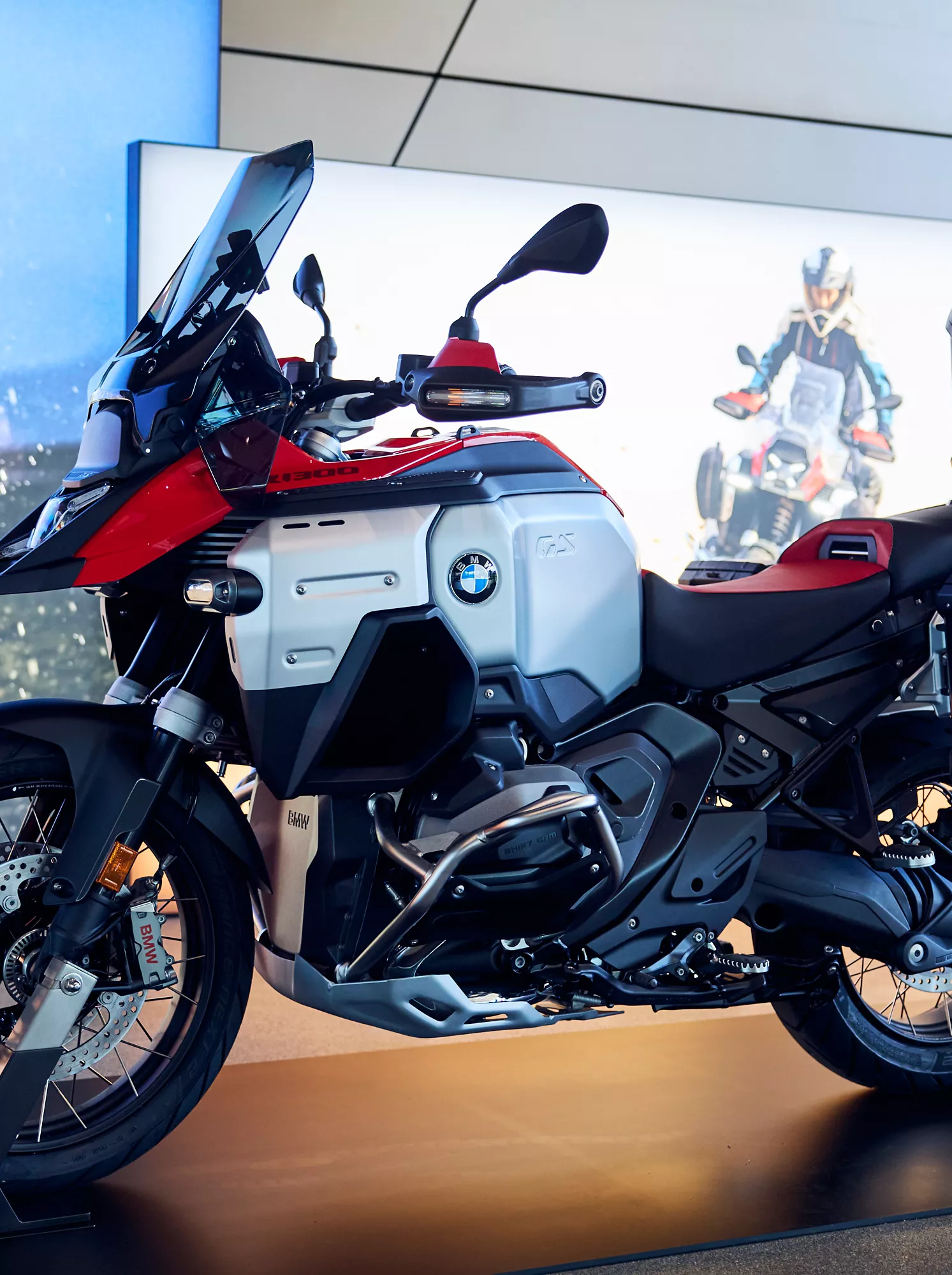 BMW R 1300 GS Adventure Motorrad mit Adventure‑Ausstattung in der BMW Welt