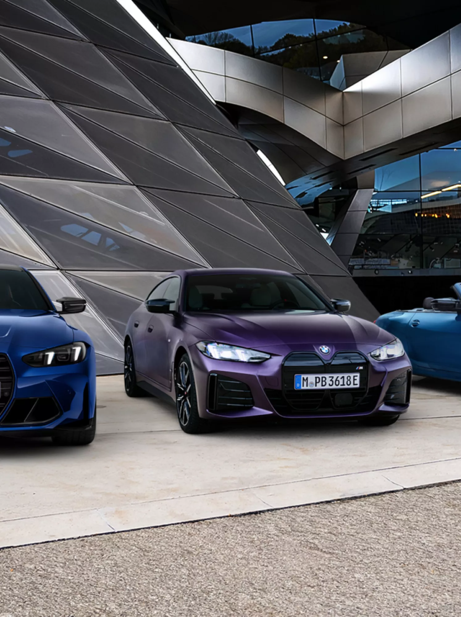 Image ALT-Text	Vor der BMW Welt stehen nebeneinander ein blauer BMW i4 M60 xDrive Gran Coupé, ein violetter BMW M4 Competition Coupé und ein offenes, blaues BMW M440i xDrive Cabrio. Im Hintergrund ist die charakteristische Architektur der BMW Welt zu sehen.