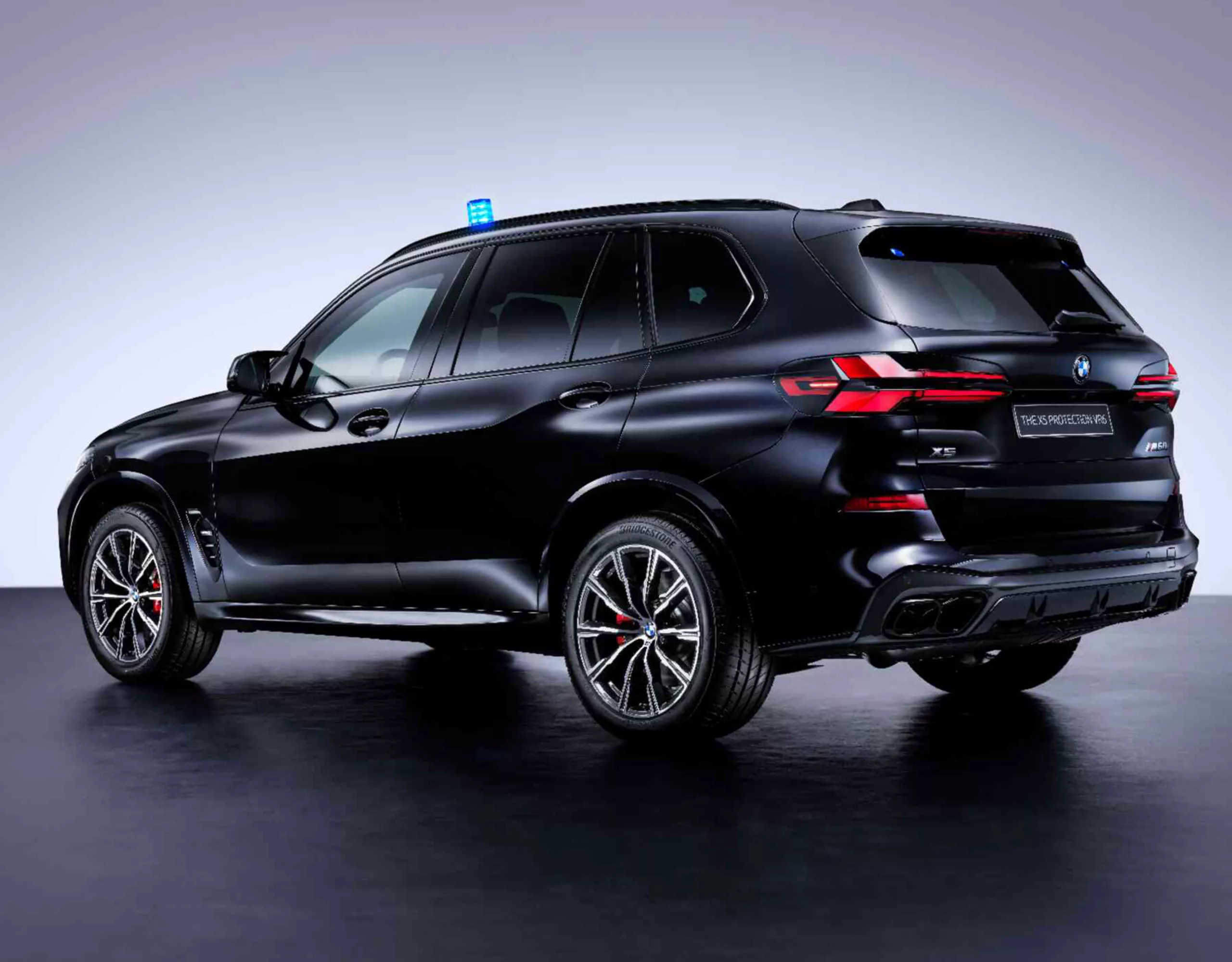 Une voiture de société BMW iX3 électrique parcourt une route côtière au lever du soleil, illustrant la mobilité durable et les solutions de flotte efficaces et zéro émission