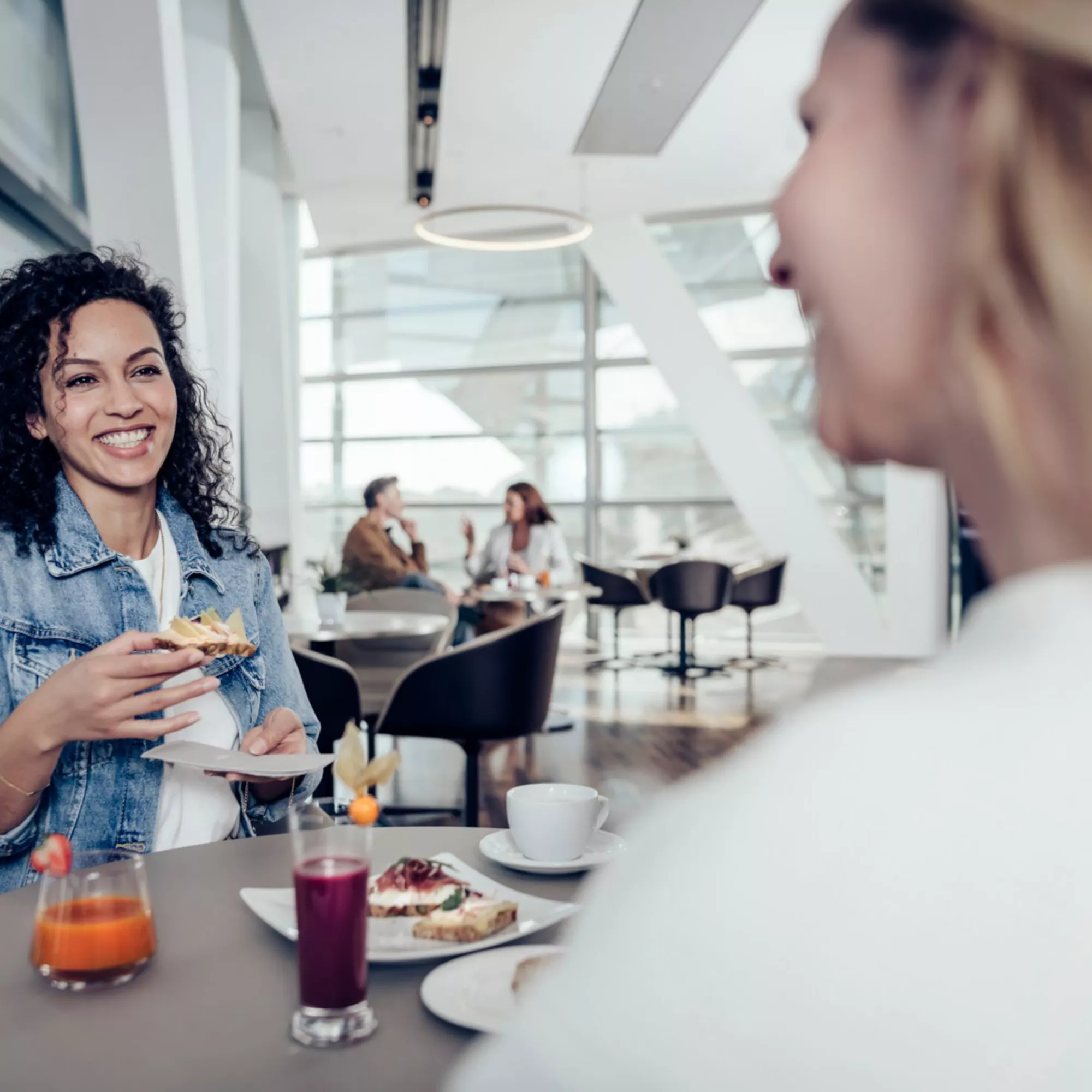 Check In und Erfrischungen in der Premium Lounge.