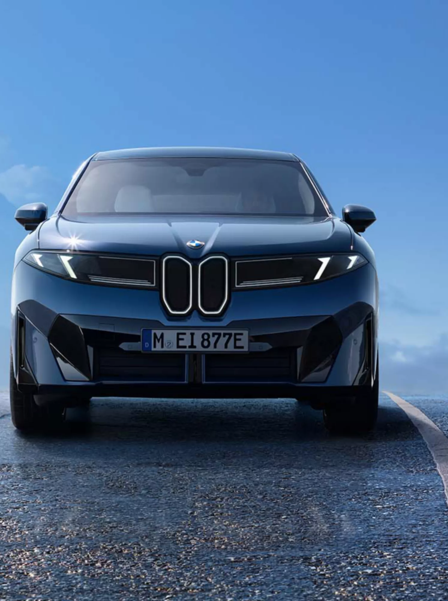 Sininen BMW iX3 edestä katsottuna