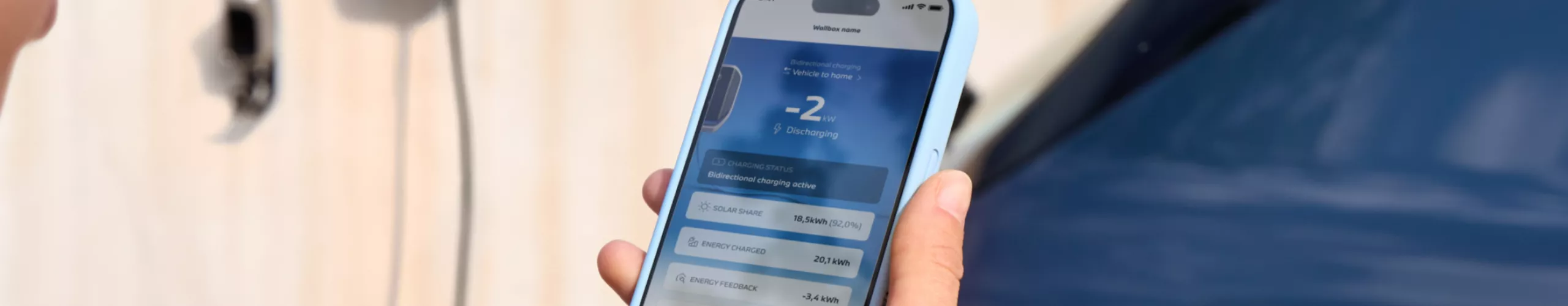 Smartphone mit My BMW App liegt auf Marmorfläche