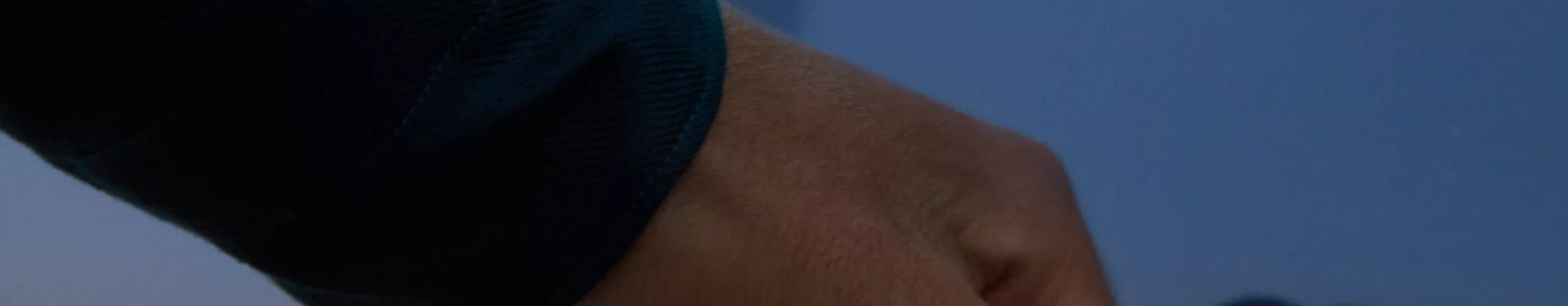 Eine Person öffnet den beleuchteten Türgriff eines BMW iX3