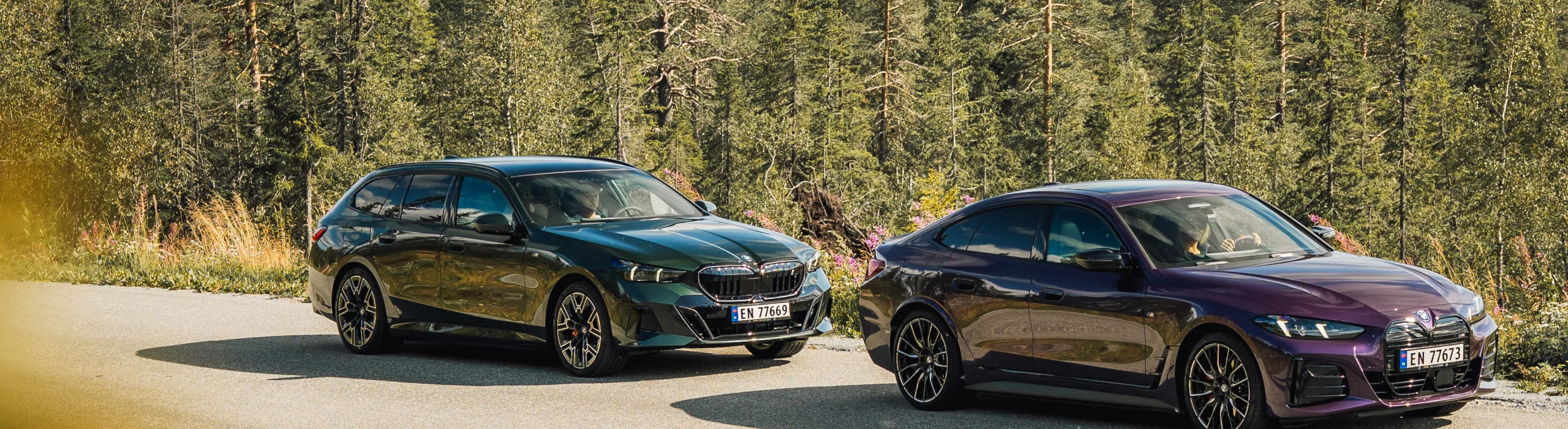 En blå BMW iX3 parkert som lades